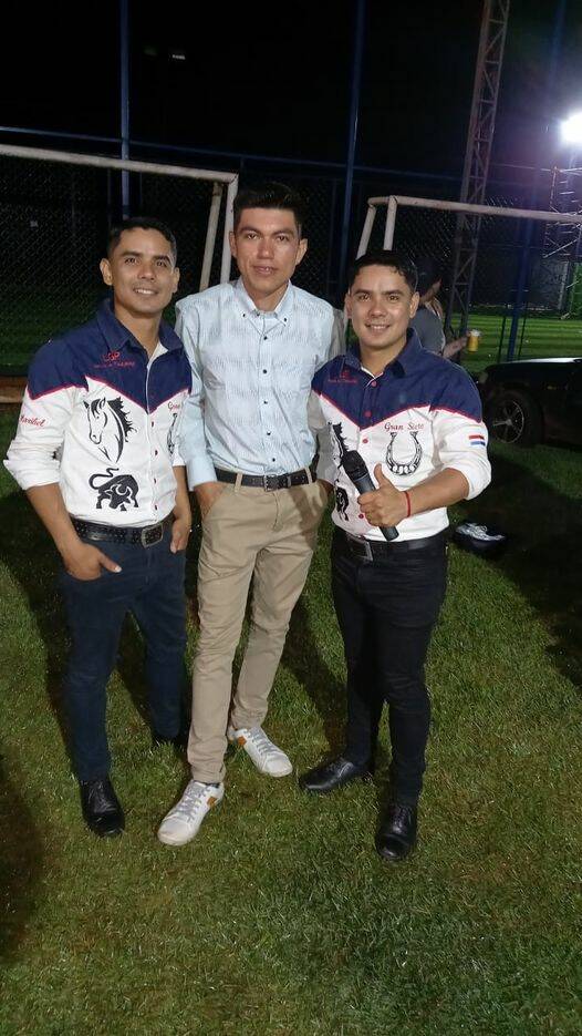 "Los Gemelos Pitufos" le hacen el aguante desde hace rato a Alder Alcides. FB: Los Gemelos Pitufos únicos en Py.