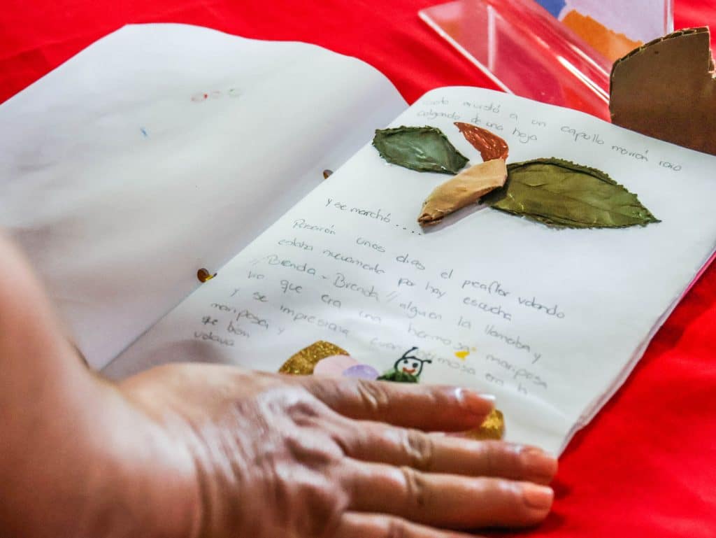 Cada familia recibió un kit básico para crear historias a partir de la vida cotidiana, la culturalocal o las experiencias propias, utilizando materiales accesibles y reciclados.