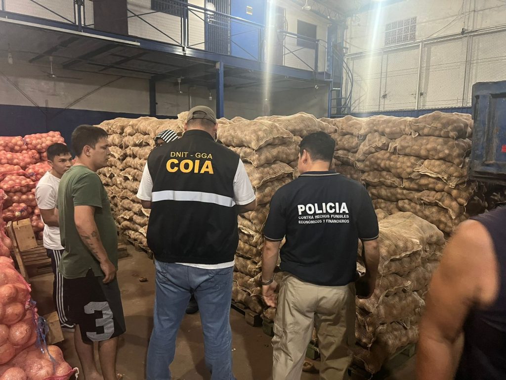 En un operativo desplegado a primeras horas del martes, se decomisó una mega carga de presunto contrabando en el Mercado de Abasto.