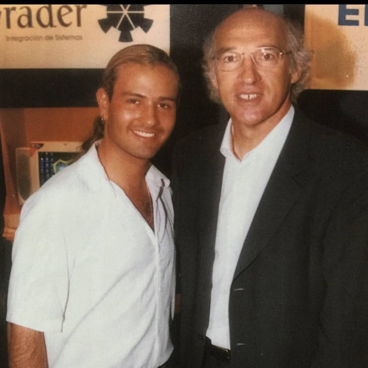 Con Carlos Bianchi, cuando era técnico de Boca Juniors. Allou llegó a probar suerte en Boca, pero terminó dedicándose a la música.