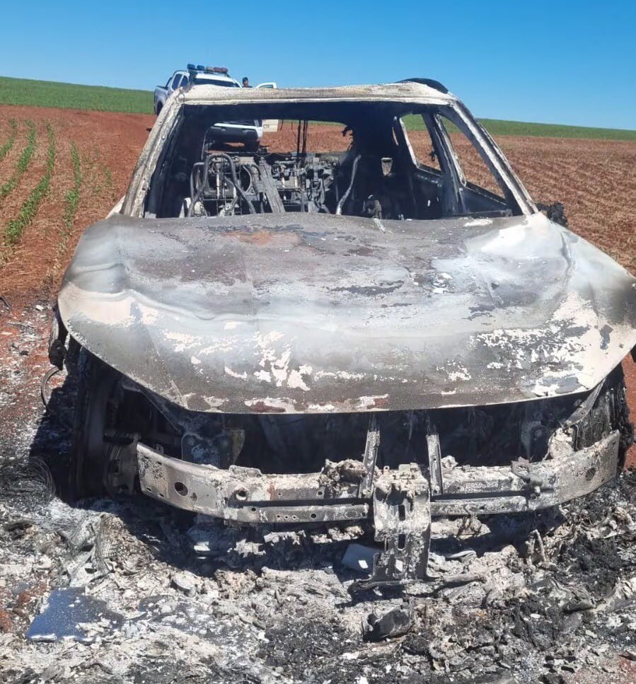 Un automóvil totalmente incinerado por los asaltantes.