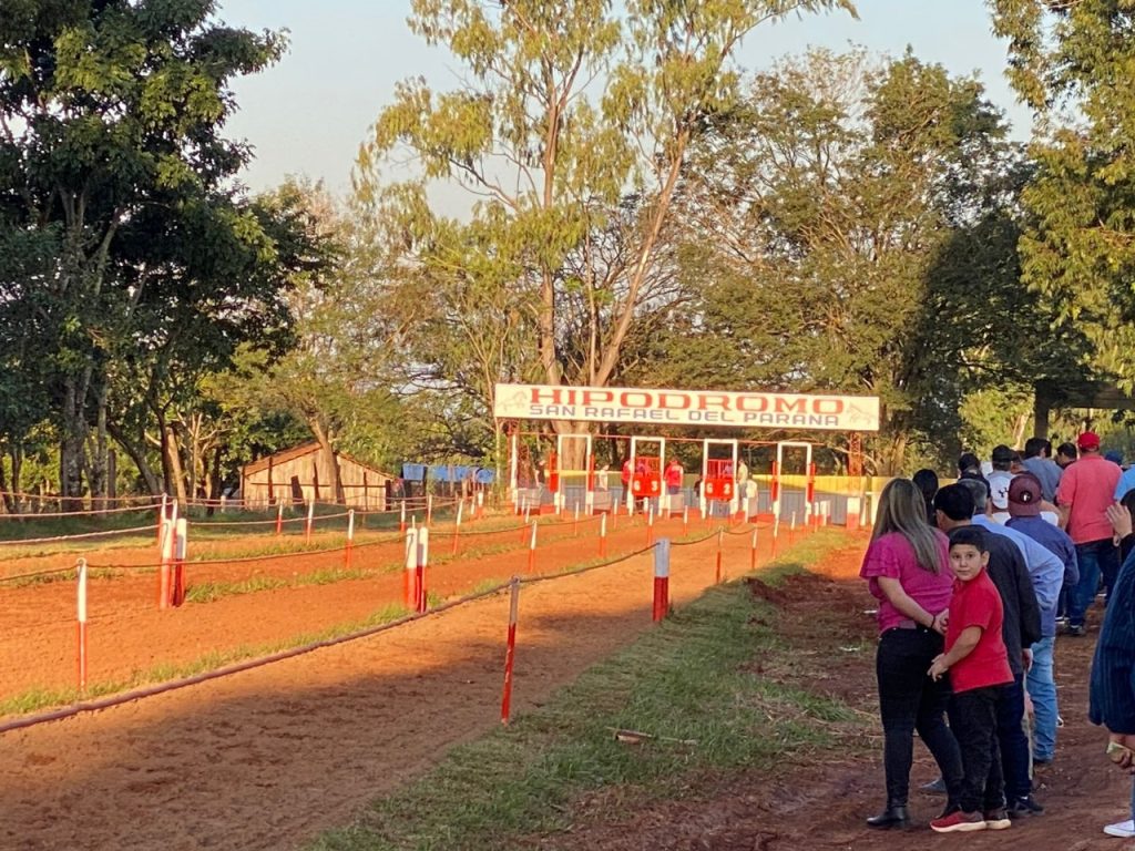 Hipódromo del distrito de San Rafael del Paraná, donde dos personas fueron heridas en un tiroteo, tras una discusión durante un juego de bolos.