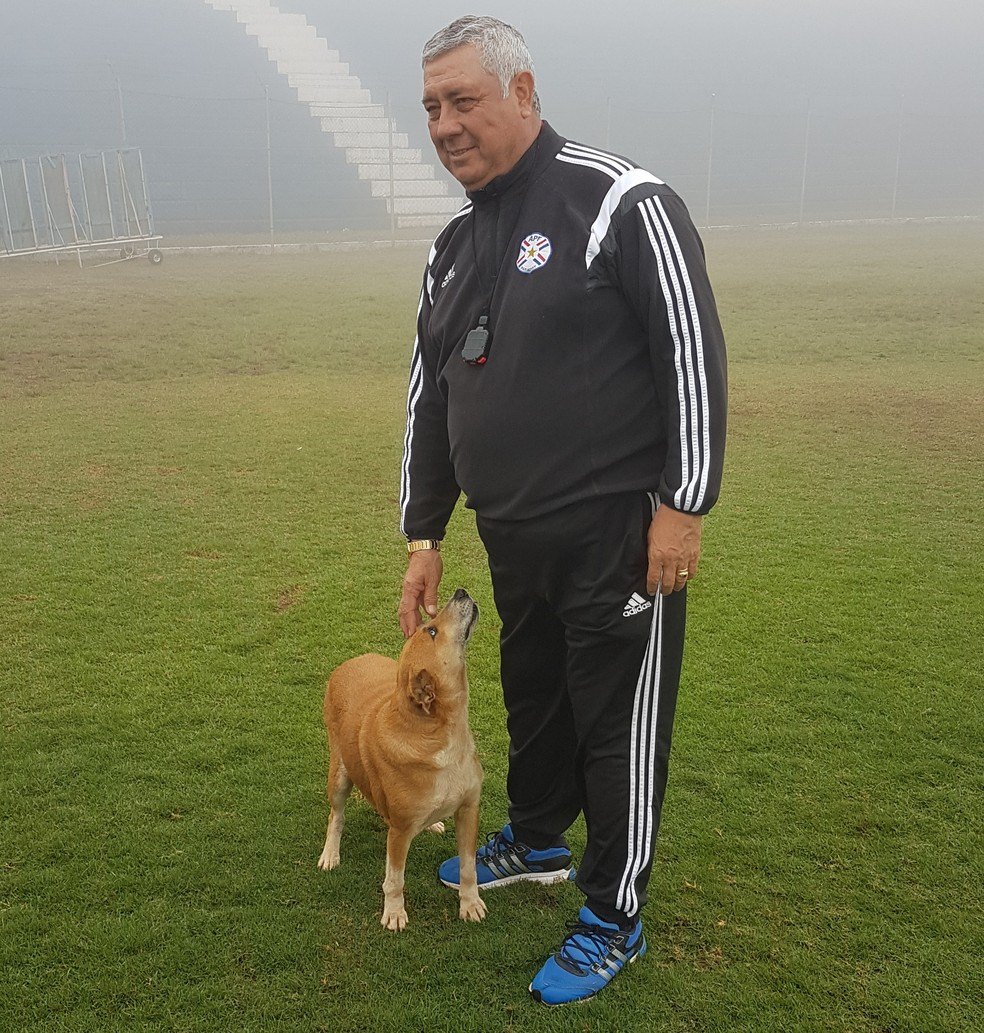 Carlos Jara Saguier no olvida a su “asistente de campo” cuando estaba en el 2 de Mayo. Ya pidió un cachorro para él.