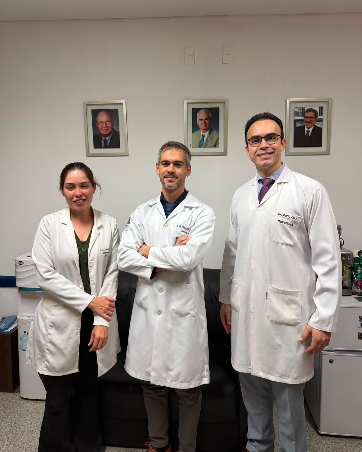 El Dr. Joel Sanabria, la Dra. Ana Riquelme y el Dr. Darío Díaz, quienes forman parte del equipo de especialistas del Hospital de Clínicas que lleva adelante las innovadoras cirugías contra el Parkinson en Paraguay.