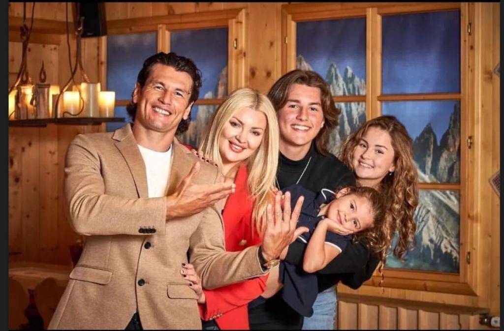 Otra foto del "León Guaraní" junto a su familia, en Alemania, celebrando su cumple.