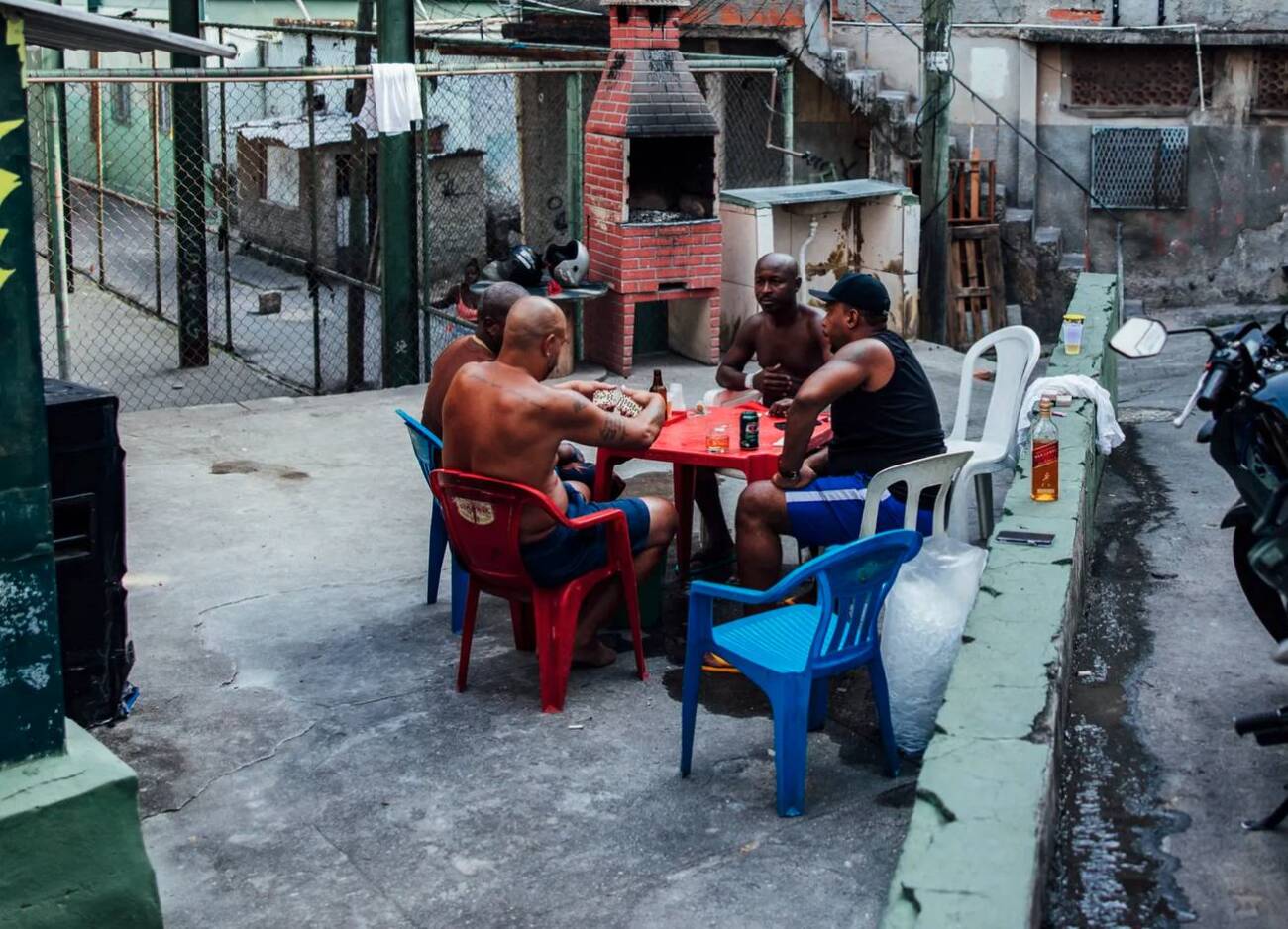 Jugar dominó, pasarla bien con los amigos e ingerir alcohol forman parte del día a día de Adriano. (Foto: theplayerstribune)
