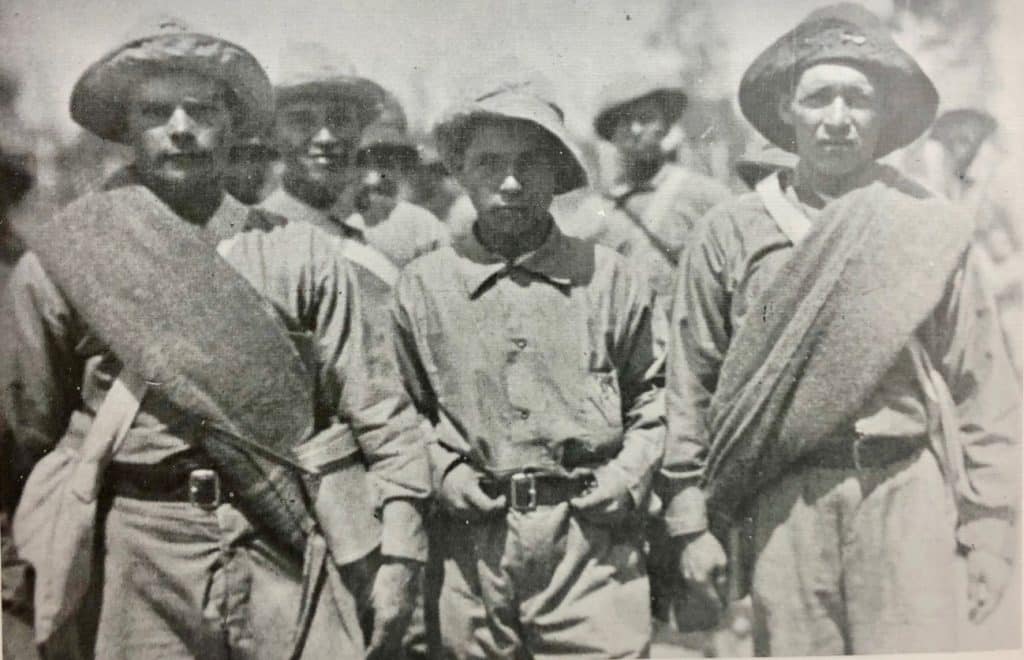 Soldados paraguayos listos para ir al frente. Además de la caramañola, se observa la frazada, tan necesaria en las noches, y la bolsa de víveres, que incluía galletas, cecina, yerba, entre otras cosas. Cada combatiente, antes de subir al barco, recibía 50 proyectiles para su fusil.