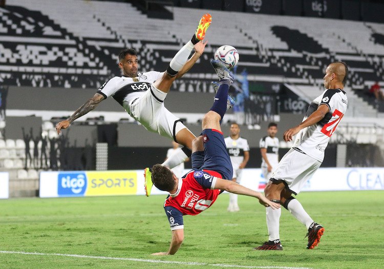 El partido fue muy intenso por momentos.