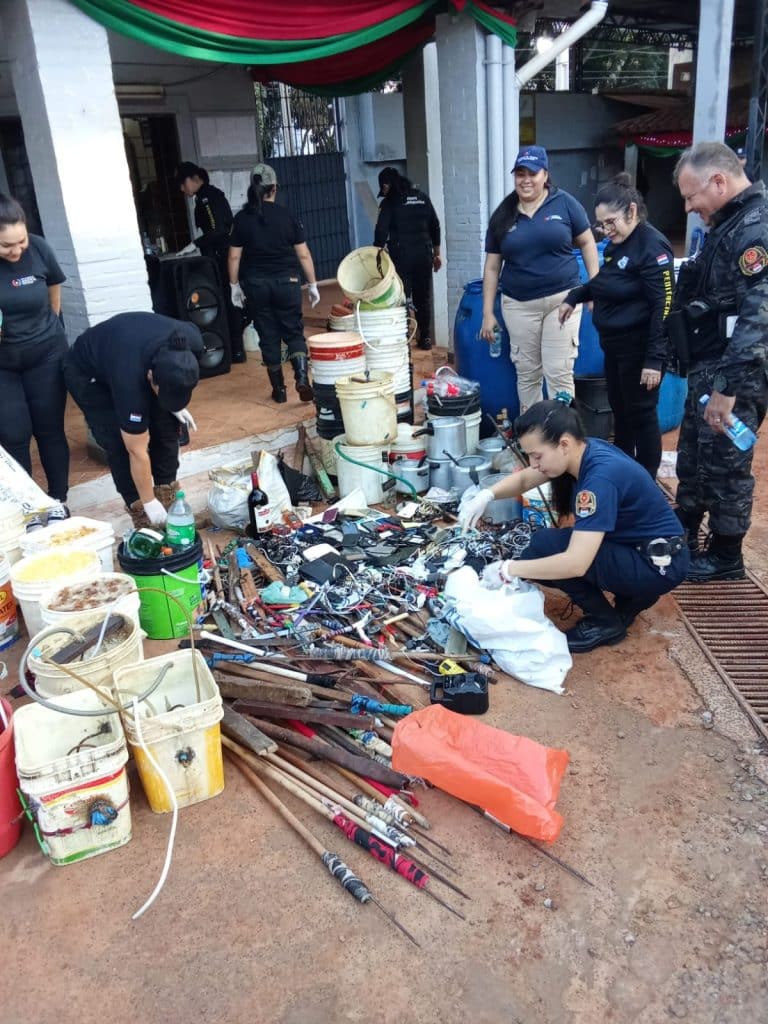 Una gran cantidad de estoques y hasta palas encontraron en el operativo.