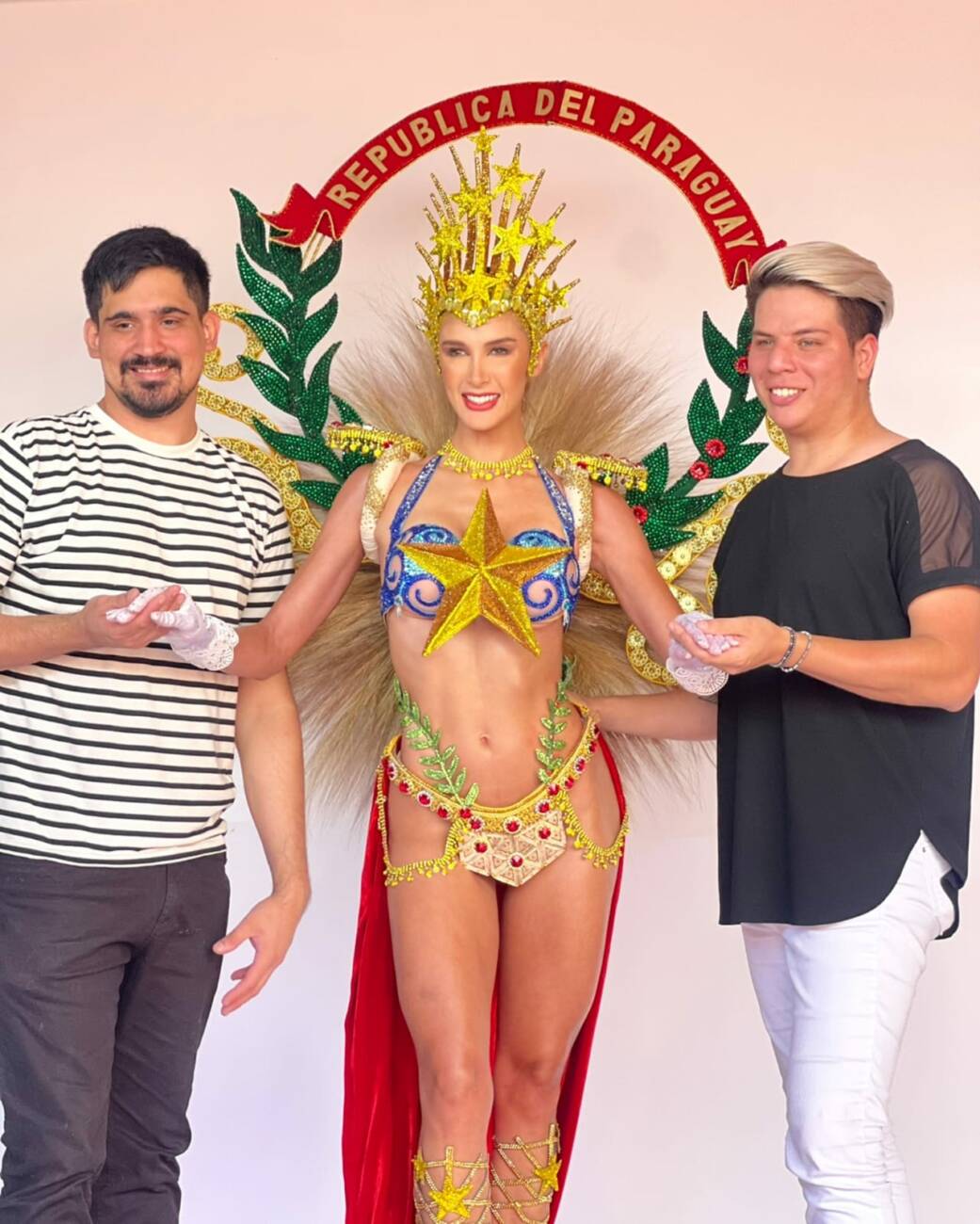 Néstor Robelli y Hugo Vera, los que crearon el traje de la reina nacional. (Foto: gentileza)