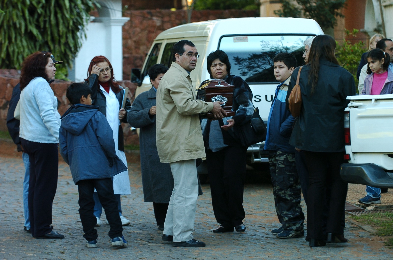 Uno de los momentos más duros: llevar los restos de sus parientes para darles cristiana sepultura.