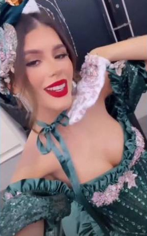 Antes de salir al escenario, Agatha León se presentaba en redes como "Madame Lynch". (Captura de pantalla)