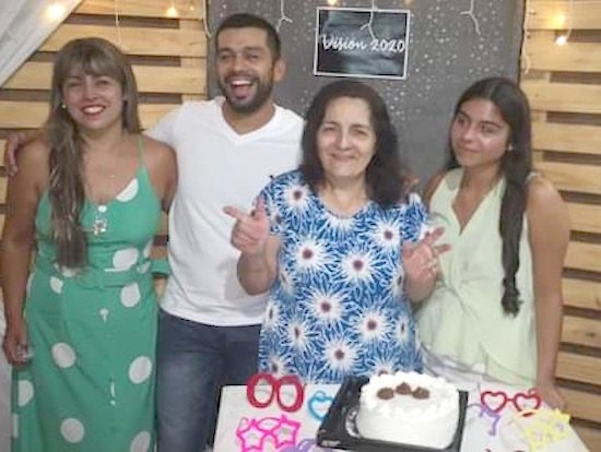 El “Gato” junto a su madre.