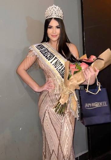 Laurys luego de ser coronada como la más linda de la facu de Derecho y Notariado.