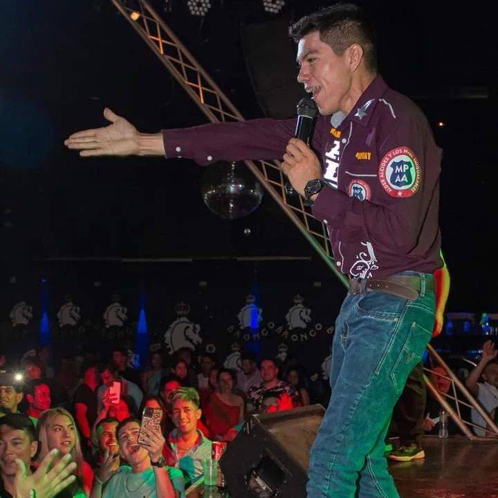 Alder Alcides cantando en Buenos Aires. @alderalcides