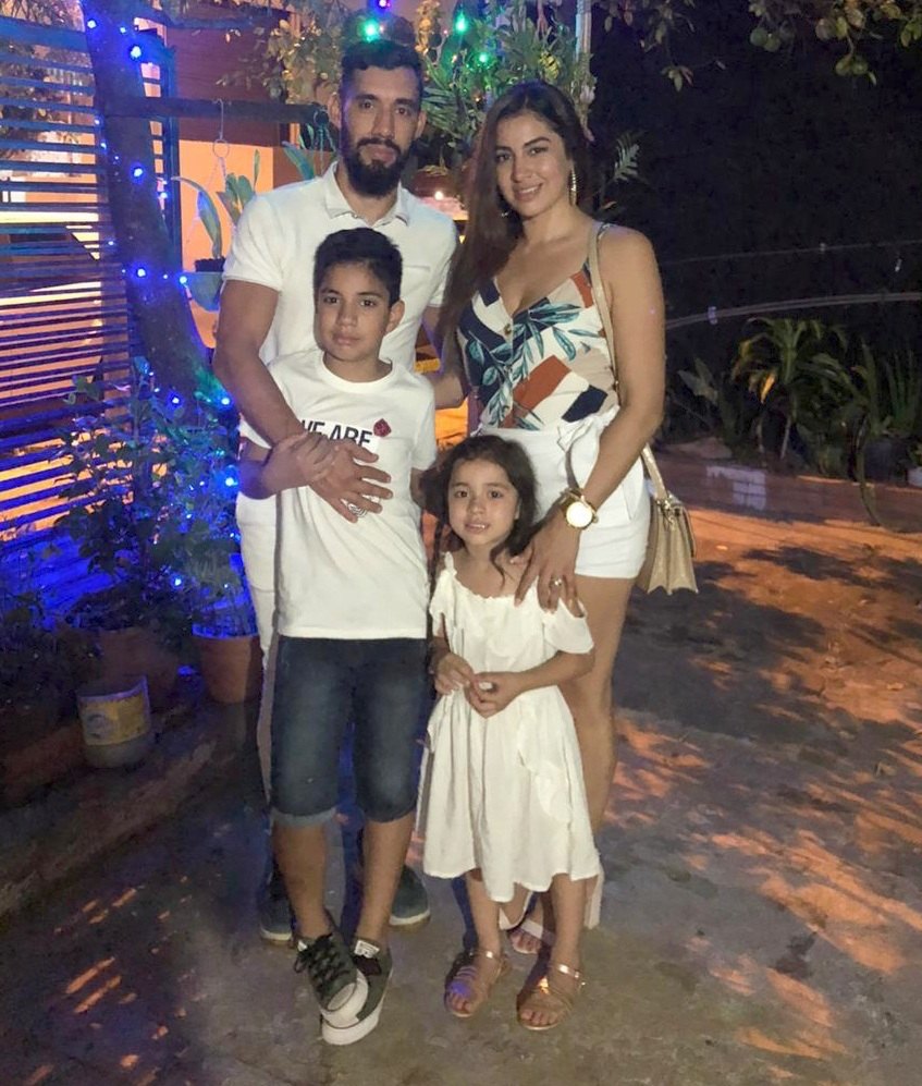 Eduardo en compañía de su familia.