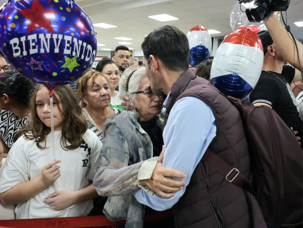 Un ambiente de mucha emoción ante los reencuentros se vive en el Aeropuerto InternacionalSilvio Pettirossi.