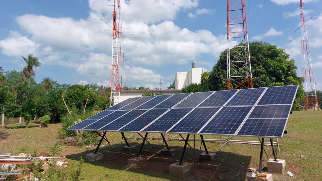 Paneles solares que alimentan a los equipos de radioaficionados.