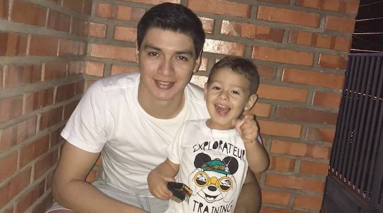 Junto a su pequeño hijo, Ian Alexander.