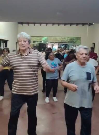 Los hombres son pocos, pero están ahí para desparramar talento con su bailecito.