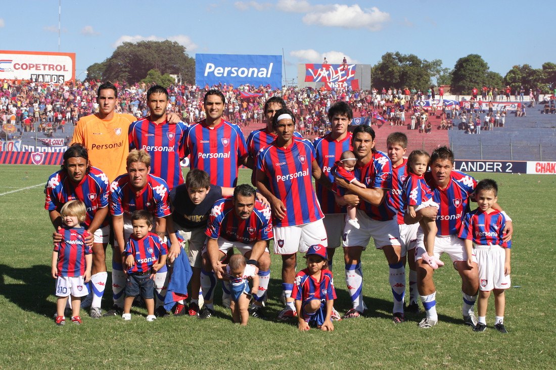 Sara aparece al lado de Herner, fue en uno de los partidos del Apertura 2009 en la vieja “Olla”.