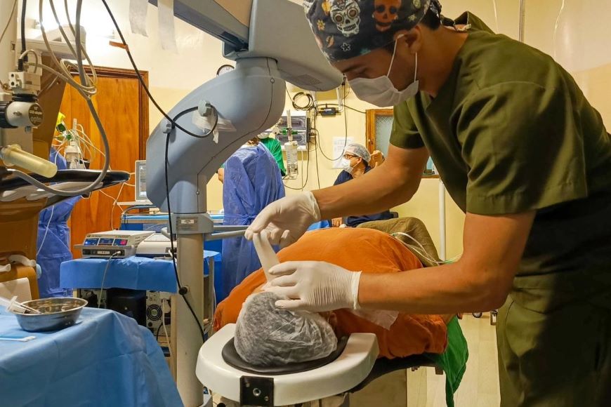 Procedimiento quirúrgico realizado a uno de los diez pacientes que recuperaron su salud ocular, gracias a la tecnología incorporada por el MSP.