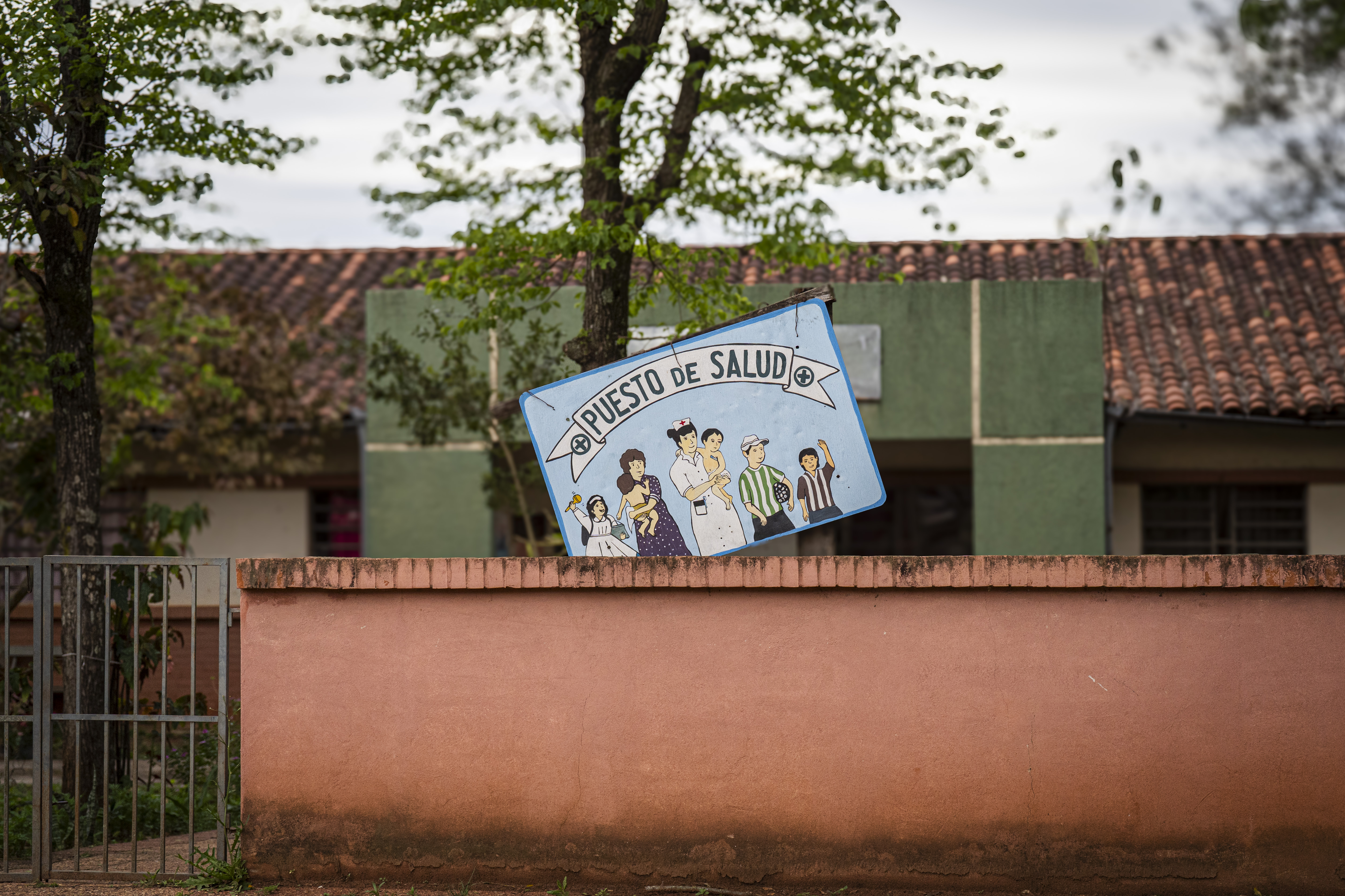 El cartel del Centro de Salud de Tañarandy que también había sido pintado por Thompson, fallecido en 2006.