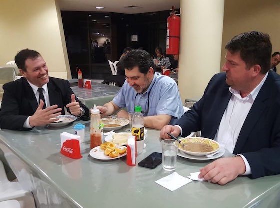 CORRELÍ. Tito Ibarrola y Tony Apuril no dejaron pasar la ocasión.