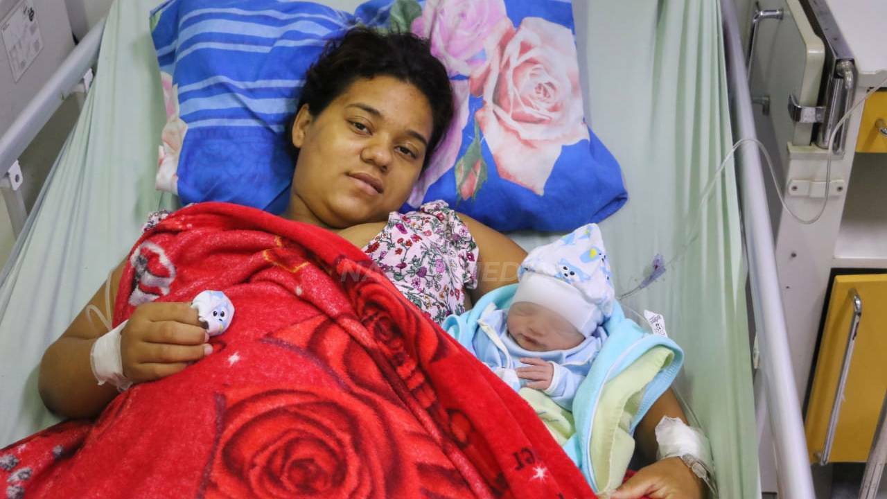 Liz junto a su bebé. (Foto Emilio Bazán/Nación Media)