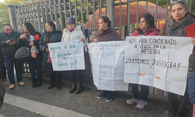 Docentes protestaron días atrás mencionando que también fueron víctimas de este esquema.