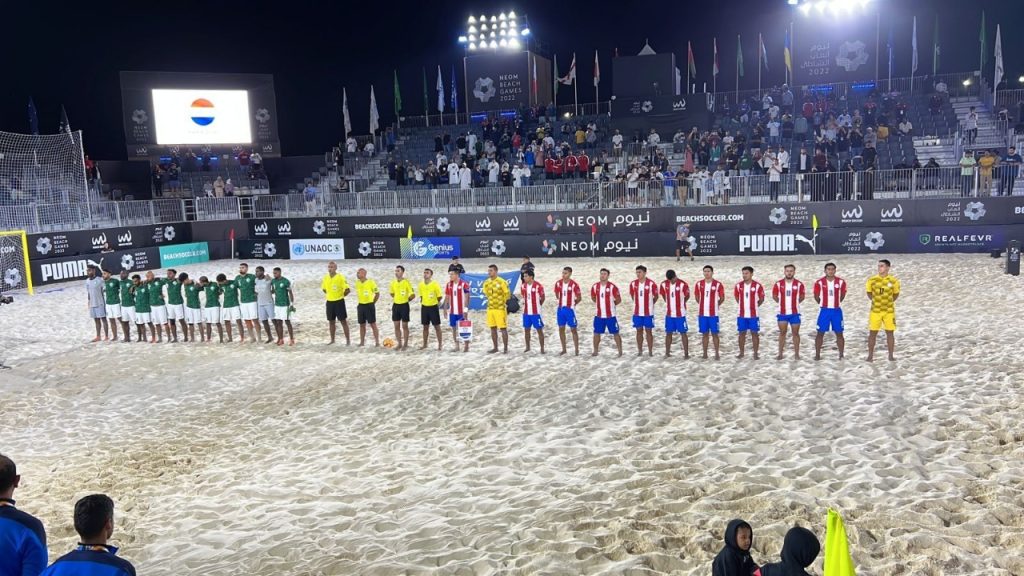 Alineación de los equipos antes del juego en Neom. En este juego Paraguay se impuso 10 a 2 ante Arabia Saudita.