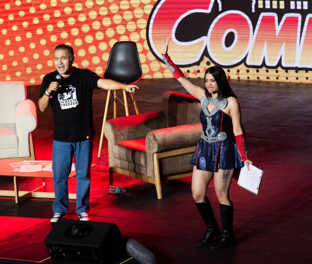 Mario Castañeda, la voz de Goku, junto a Majo Peralta en la Comic-Con. (FOTO: Gentileza)