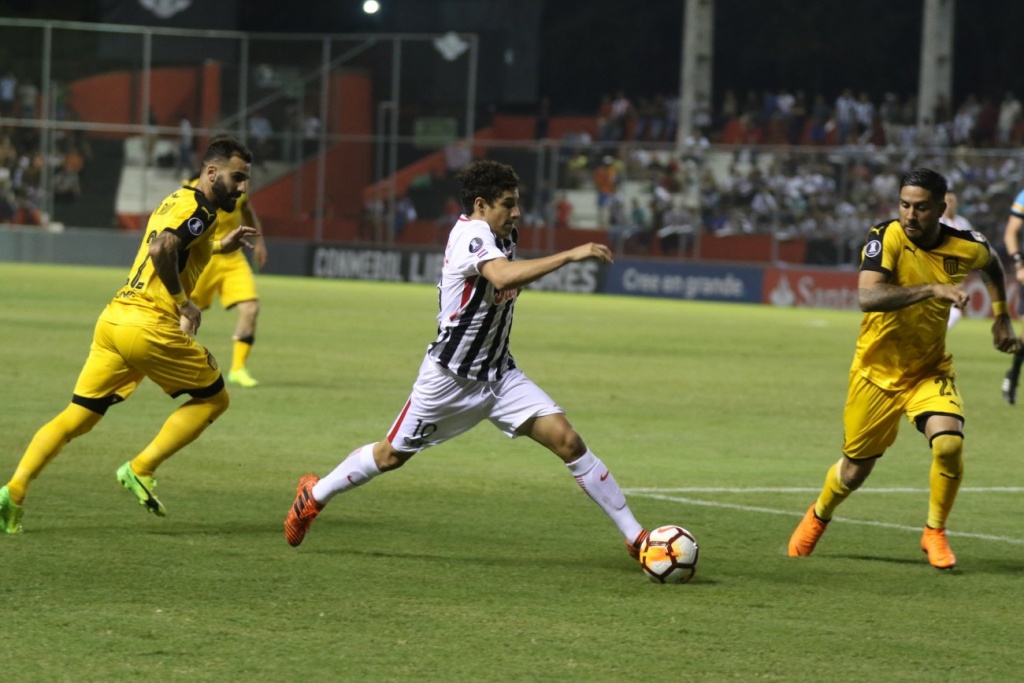 Iván desparramando talento en un partido ante Peñarol