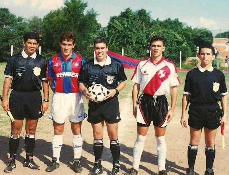 Partido entre River y Cerro en 1995. Aparecen los capitanes “Colorado” y “Popeye”.
