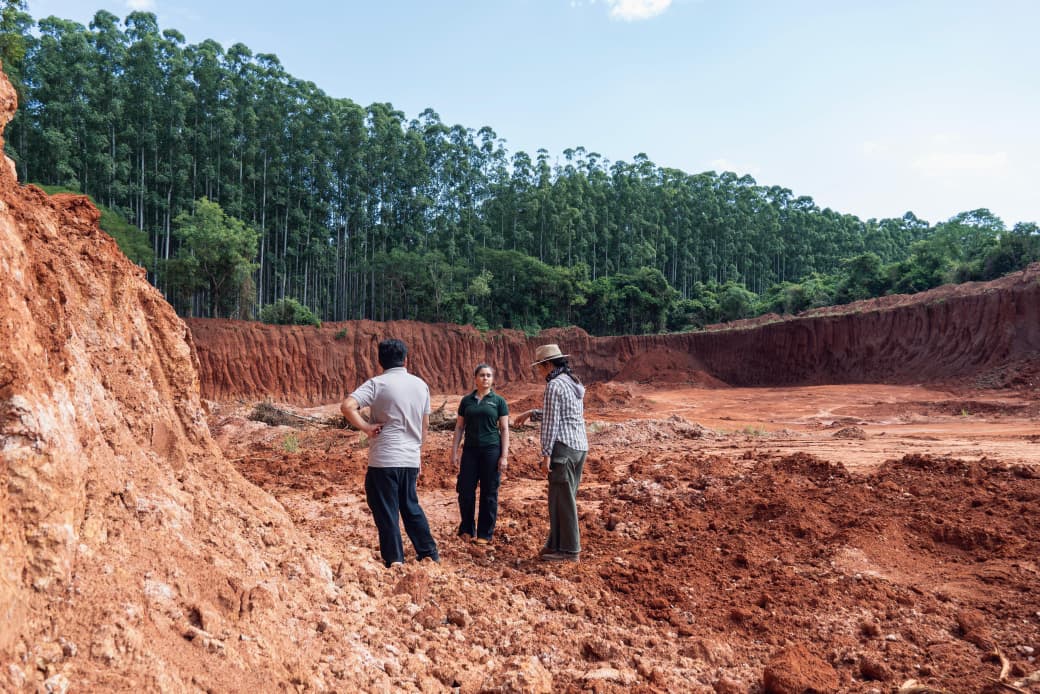 Pequeños mineros se asocian con Lampa y subsisten con el trabajo de extracción, con la condición de que lo extraído se debe vender únicamente a esta empresa.