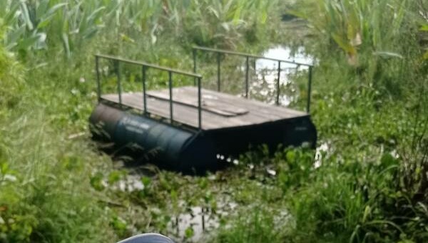 La balsa, armada con tambores y una plataforma de madera que ayuda a cruzar esteral, con ayuda de caballo.