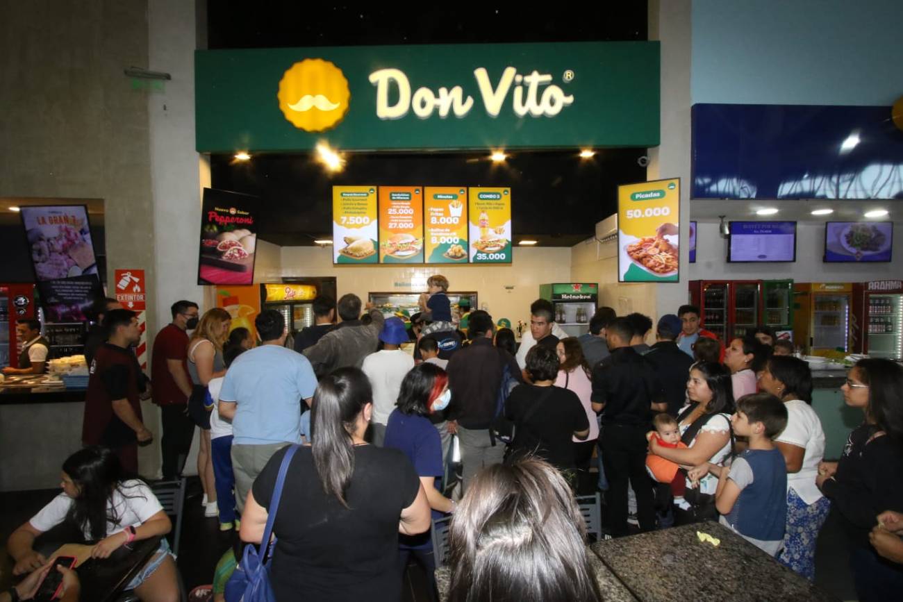 Muchísima gente asistió a la cita que se dio en el local de Don Vito, en Mariano Roque Alonso. Foto: Néstor Soto