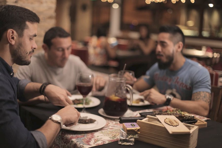 El mismo Juanito Alfonso, degustando los platos de su restaurante, que es manejado por su padre Gilberto.