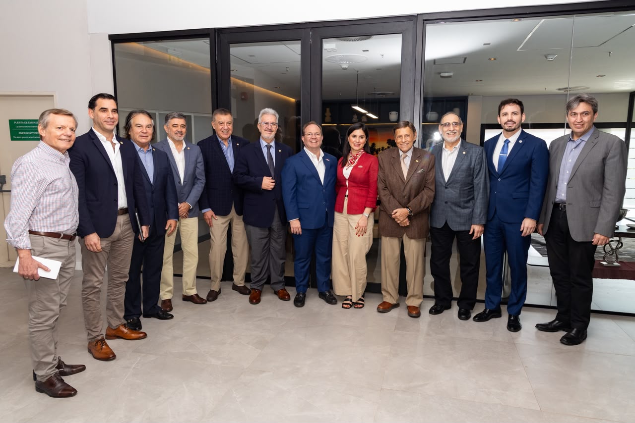 Camilo Pérez se reúne con sector industrial para compartir sus propuestas. Foto: gentileza