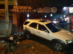 Un menor de edad conducía la camioneta que ocasionó el accidente y que terminó contra un local de comidas.