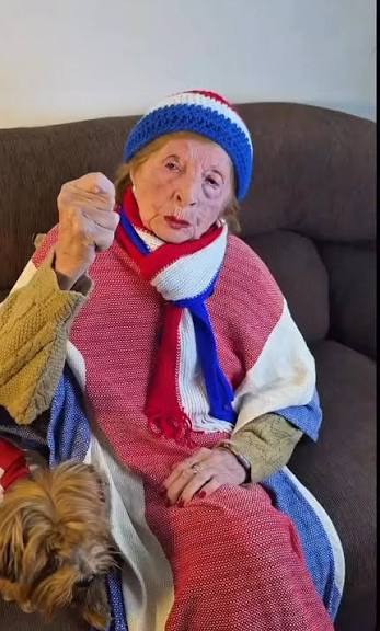 Doña Irene ya fue bautizada en redes como la abuela de la Albirroja- Foto Captura