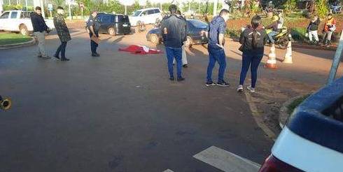 Tras perpetrar el tempranero asalto el malevo fue seguido y ultimado por el guardia de seguridad del local. Foto: Gentileza