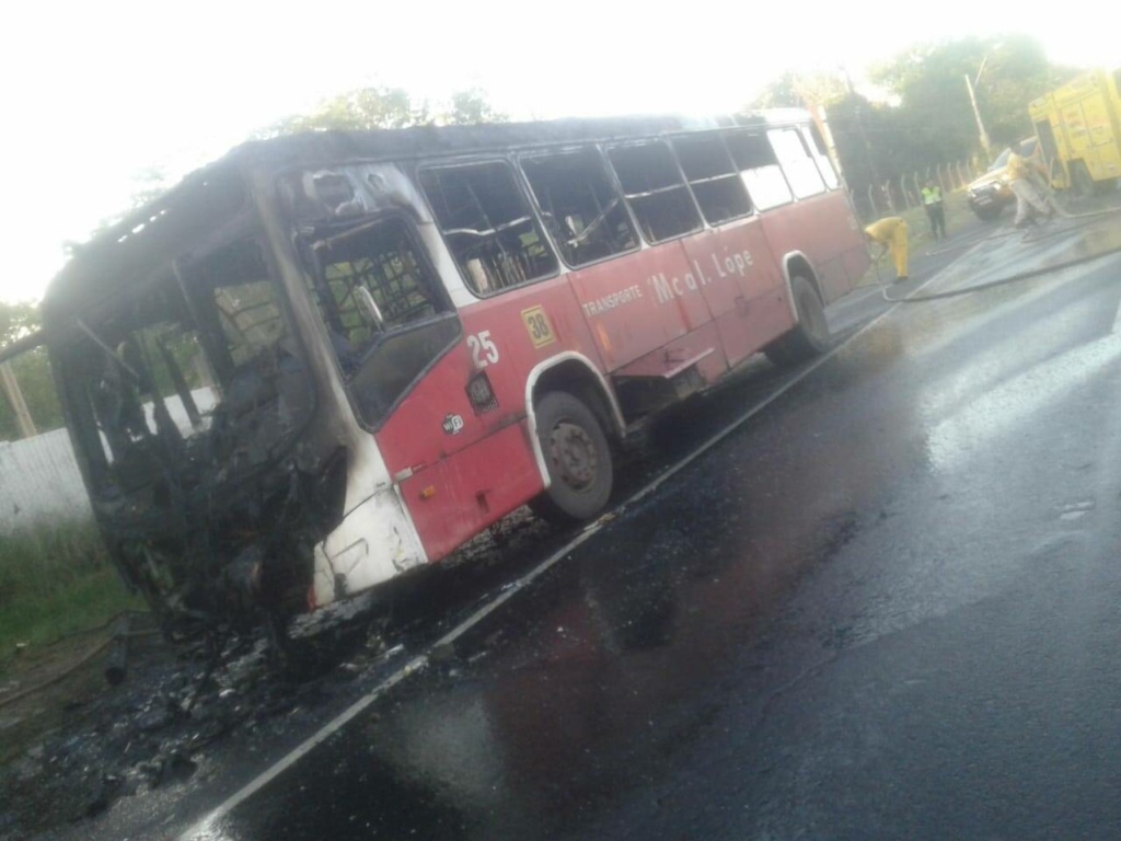 Así quedó el micro tras el incendio. (Foto: Gentileza)