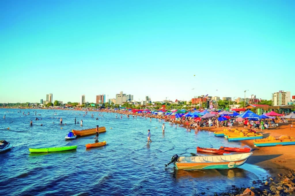 Turistas y locales llenan de vida la arena de la costa encarnacena.