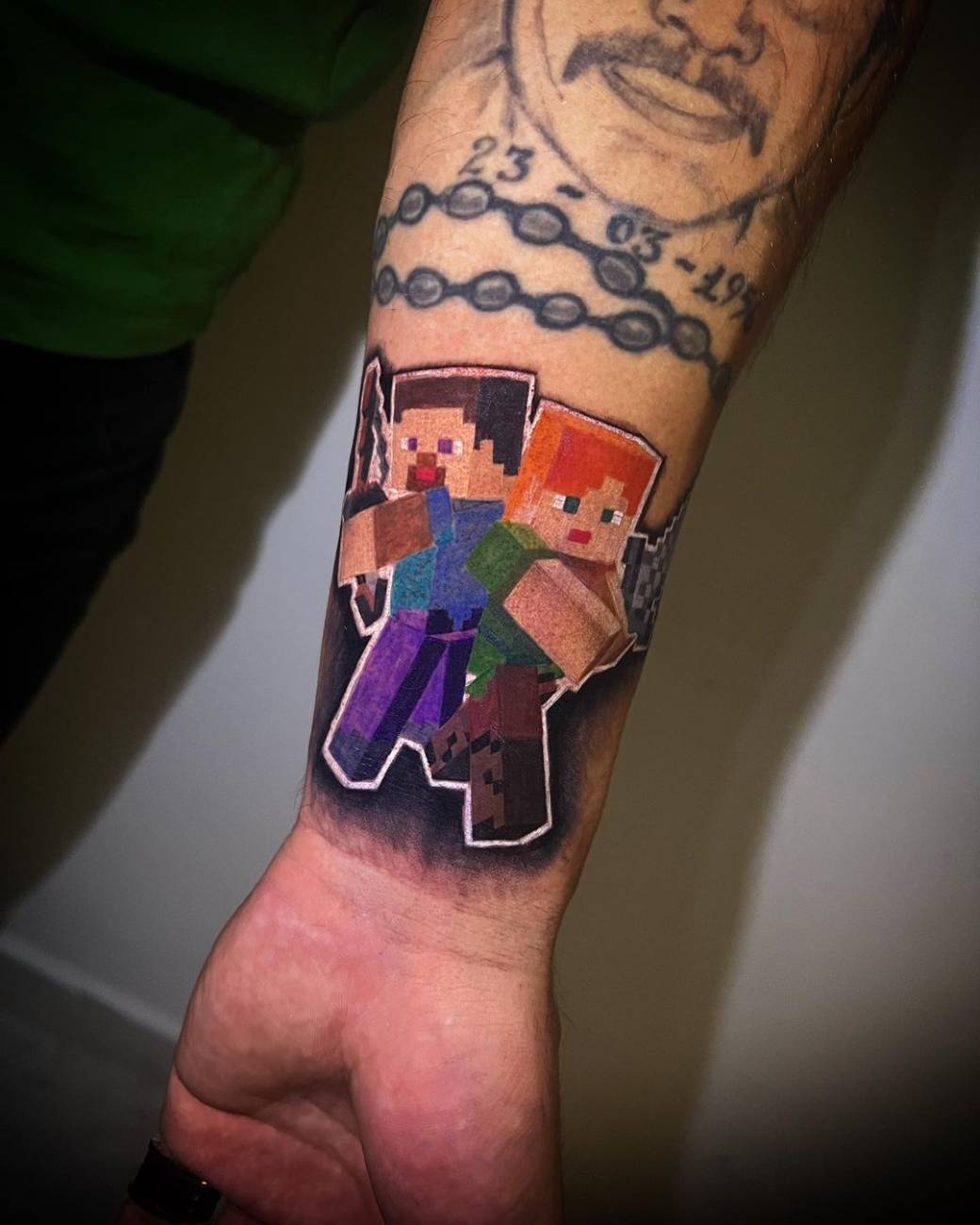 Una demostración de amor para sus hijos. Los personajes de su videojuego favorito los lleva ahora en su brazo. @manfredtattoo