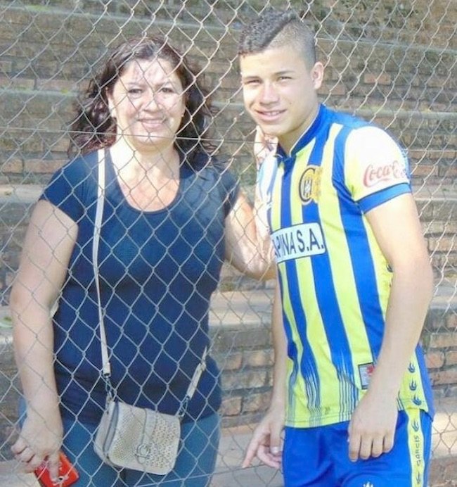 La “joya” capiateña junto a su querida madre.