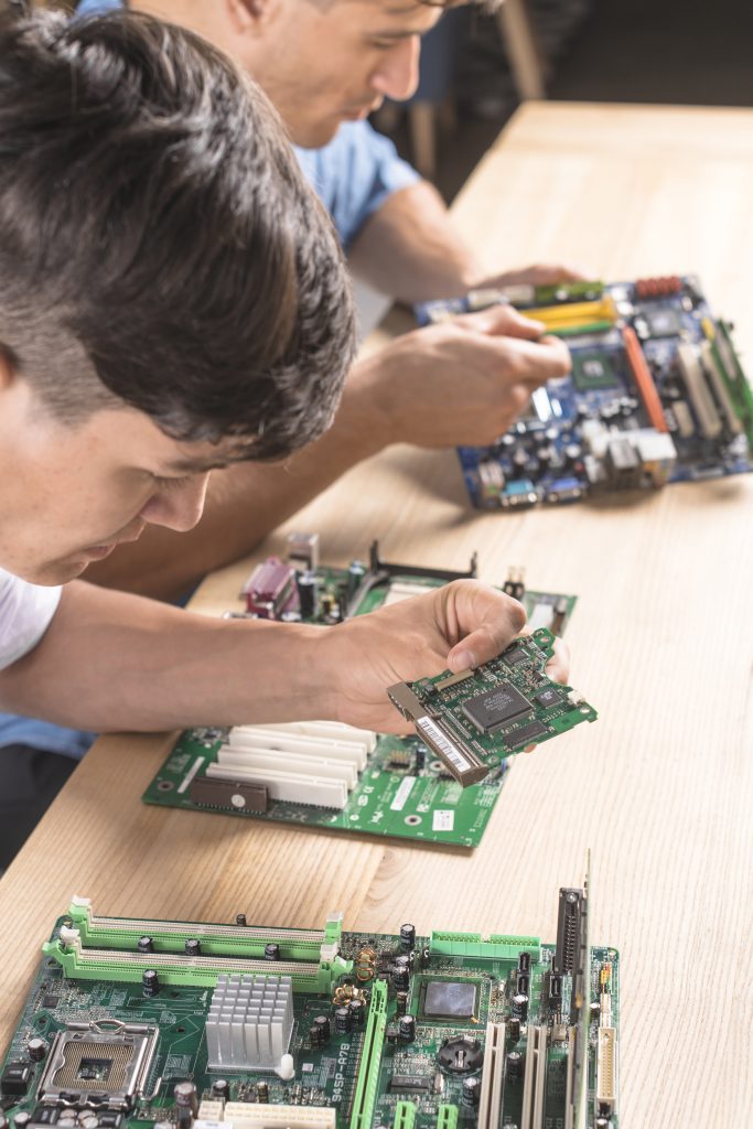 Si bien la inversión monetaria para las carreras de programación es alta,las ganancias que se obtienen también son generosas.