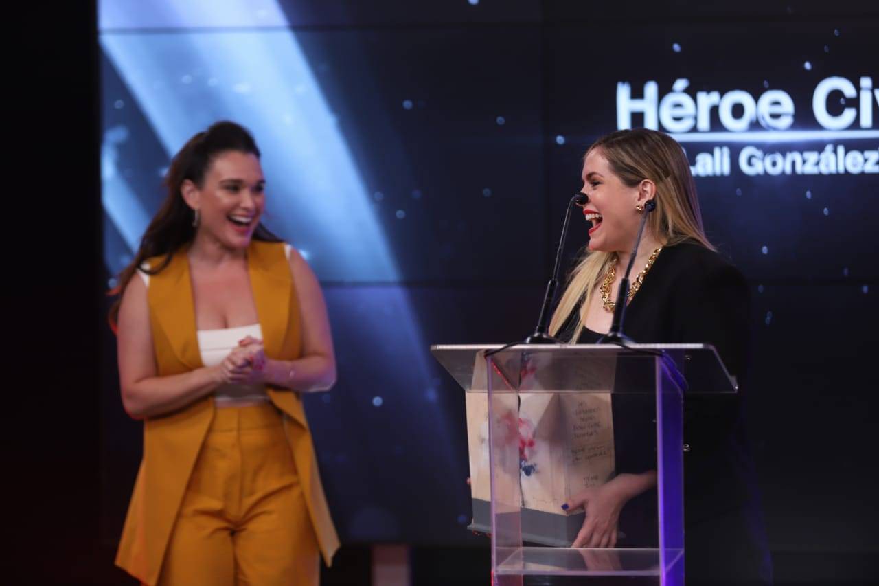 Marilé Unger, al momento de entregar el premio a Lali González. Foto: Carlos Juri.