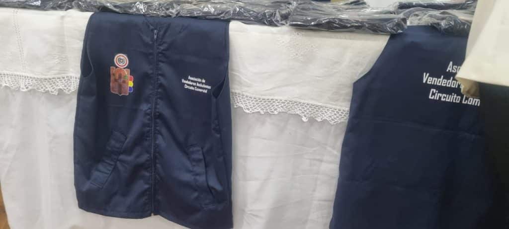 Chalecos distintivos para los vendedores ambulantes.