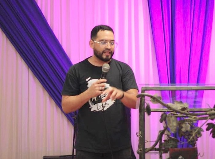 Pastor Diego López.